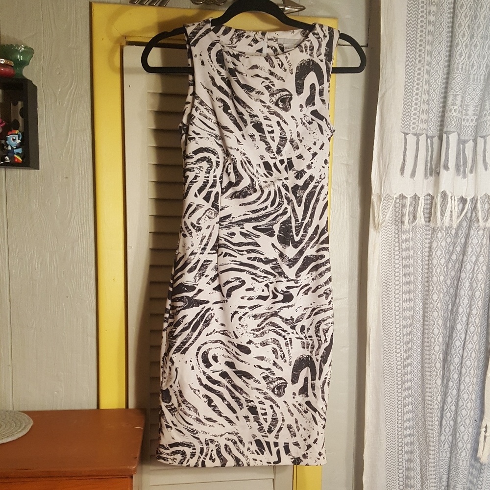 Gorgeous black & white animal print sheath dress